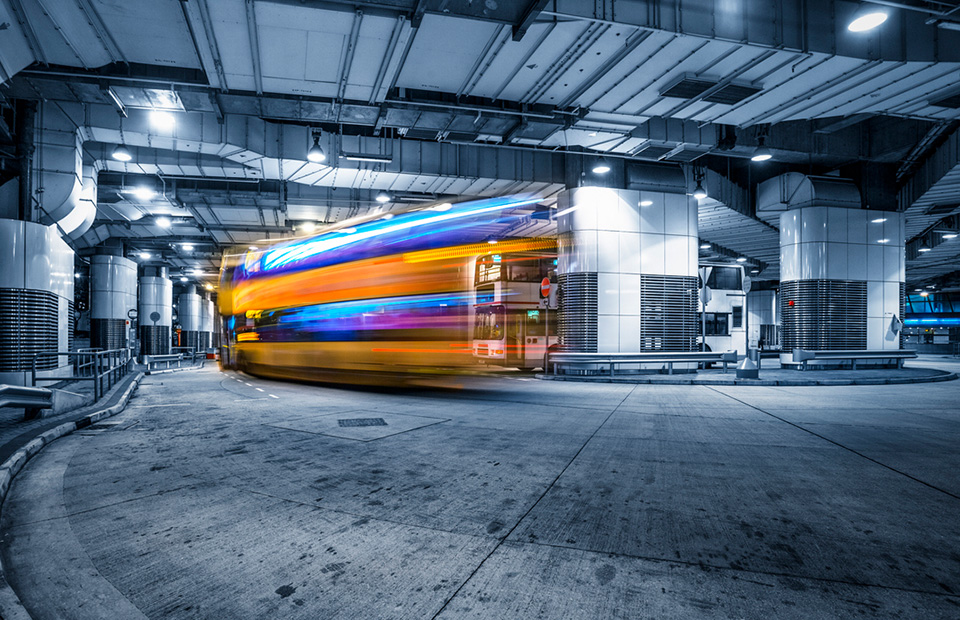 Bus, der in einen Busbahnhof einfährt