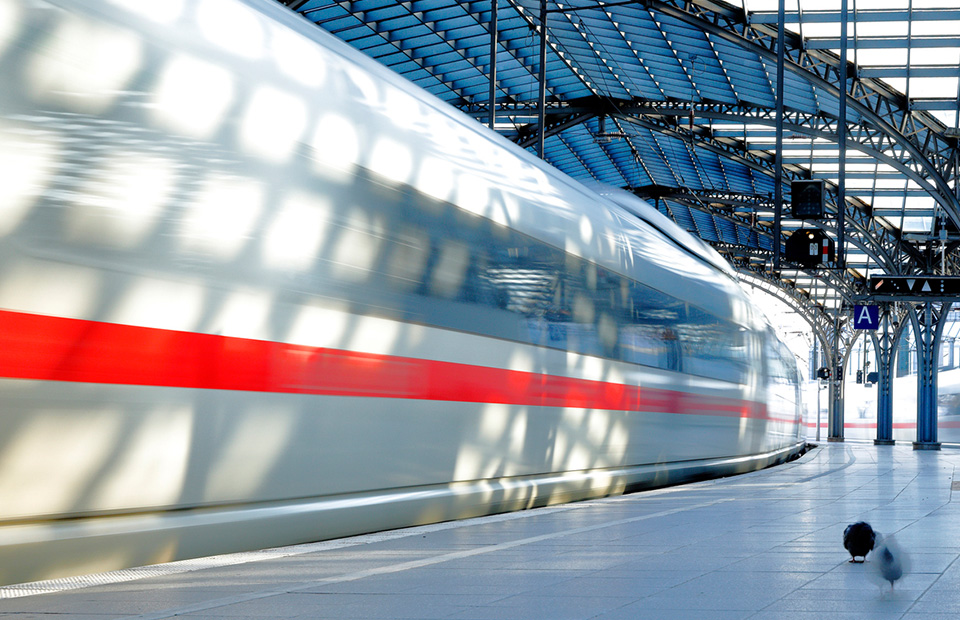 ICE im Bahnhof im Abendlicht