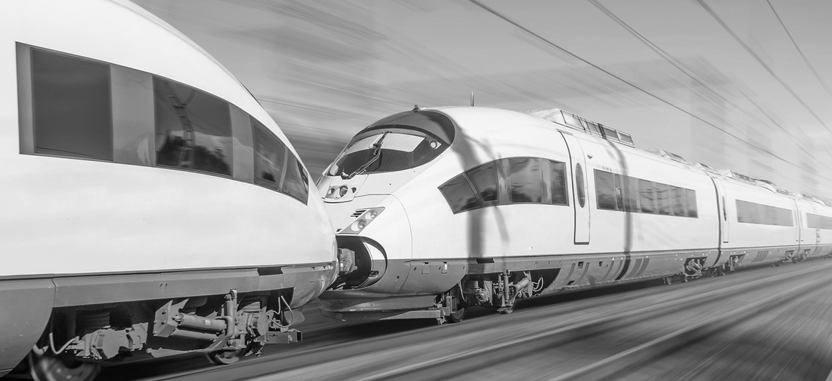 Zwei fahrende Zugwagons vor verschwommenem Hintergrund